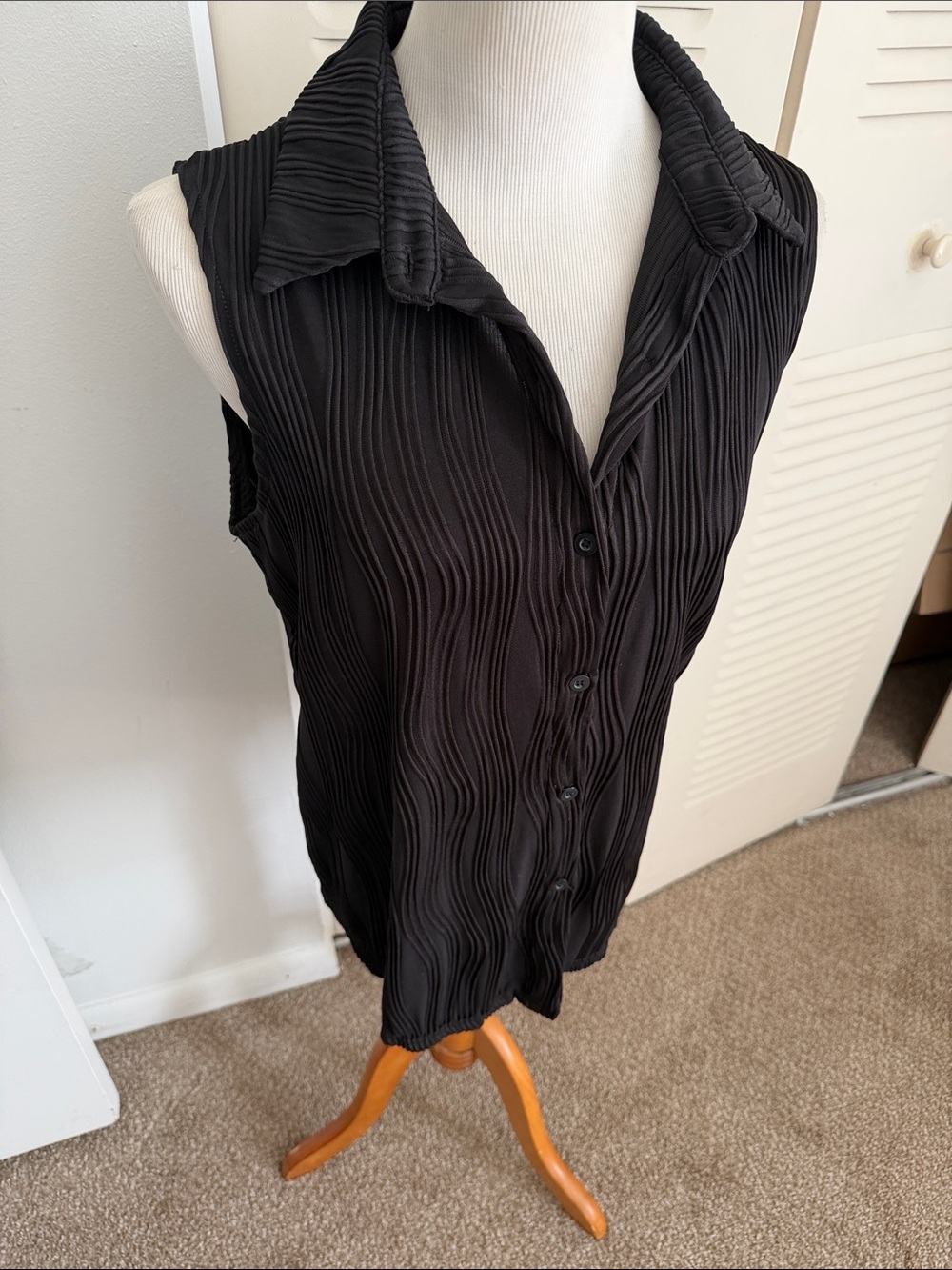 Sleeveless Textured Button-Front Top - Black